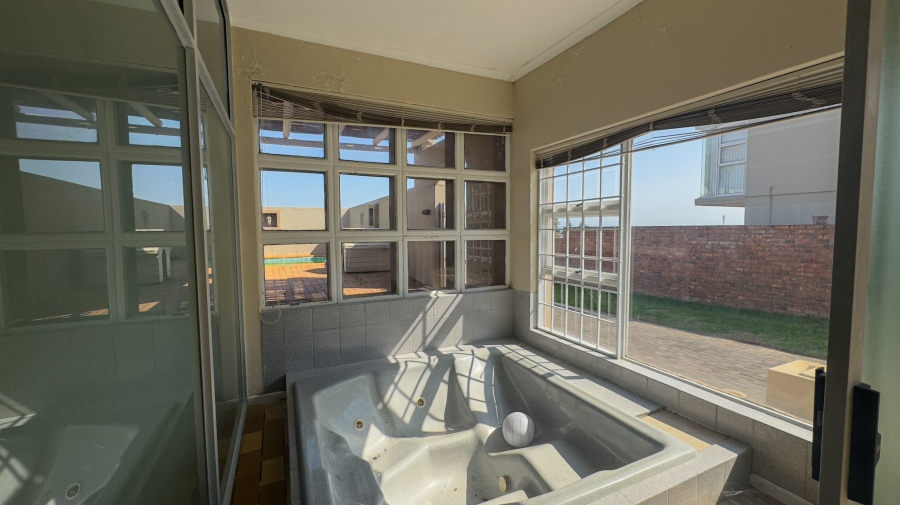 8 Bedroom Property for Sale in Middedorp Western Cape